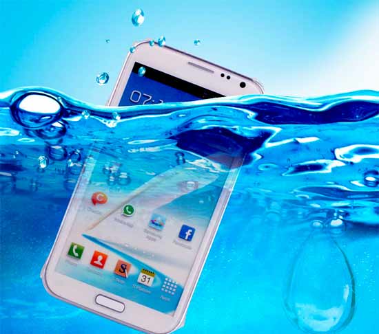 Tips Mengatasi Smartphone Jatuh Tercemplung di Air