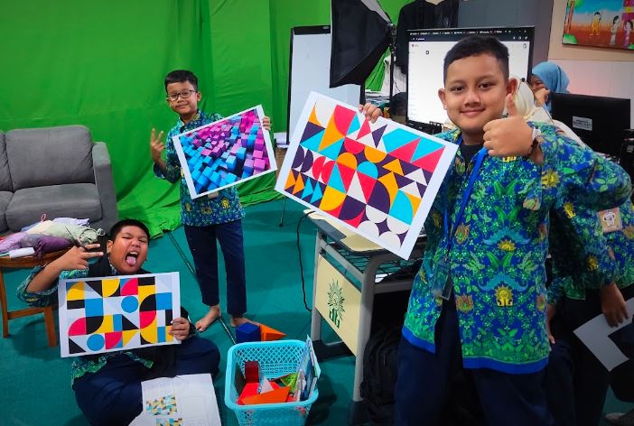 Batik Geometris Skandinavian untuk anak SD