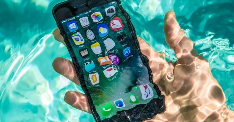 Smartphone Tercemplung di Air